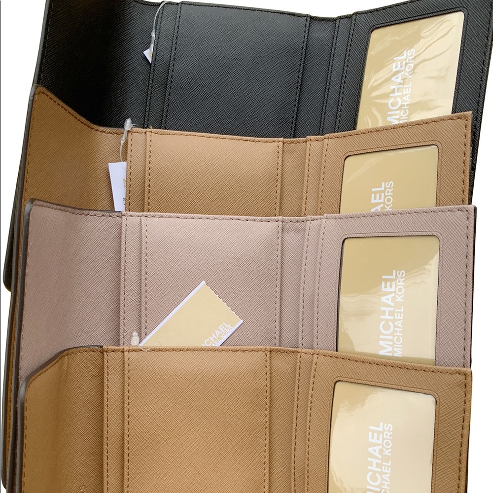 👜💕-Michael Kors Large Trifold Wallet - Picture 3 of 8